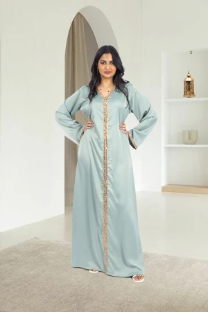 جلابية نسائي أنيقة قماش ناعم لون تفاحي فتحة الصدر شكل سبعة بتطيز كامل طولي من الصدر والأكمام 