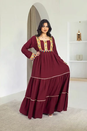 جلابية نسائي أنيقة فتحة الصدر شكل مربع بكسرات من الخصر وتزيين باللون الذهبي ودناديش ملونة في الصدر والأكمام 