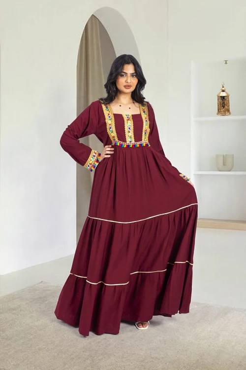 جلابية نسائي أنيقة فتحة الصدر شكل مربع بكسرات من الخصر وتزيين باللون الذهبي ودناديش ملونة في الصدر والأكمام