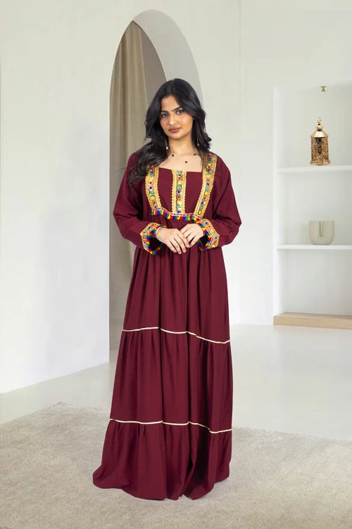 جلابية نسائي أنيقة فتحة الصدر شكل مربع بكسرات من الخصر وتزيين باللون الذهبي ودناديش ملونة في الصدر والأكمام