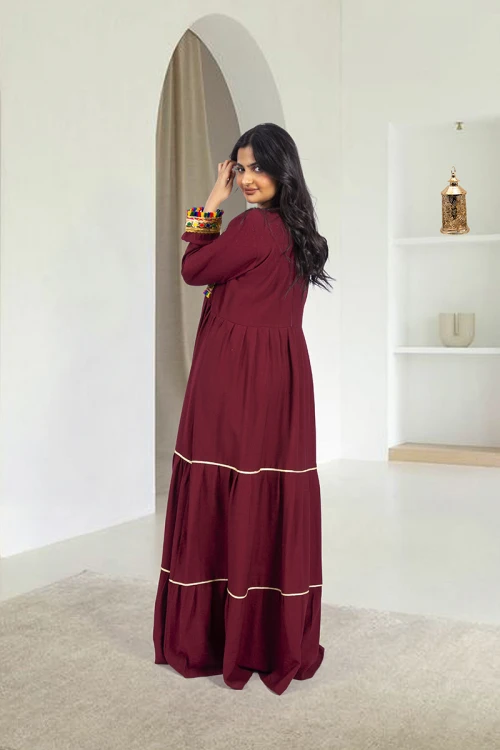 جلابية نسائي أنيقة فتحة الصدر شكل مربع بكسرات من الخصر وتزيين باللون الذهبي ودناديش ملونة في الصدر والأكمام