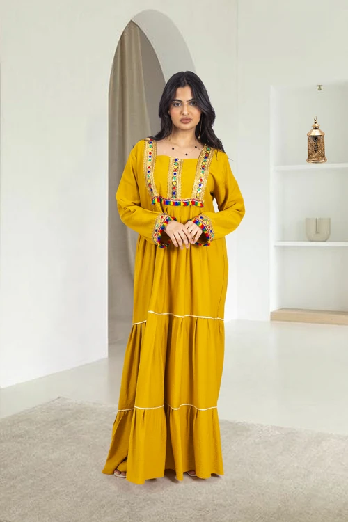 جلابية نسائي أنيقة فتحة الصدر شكل مربع بكسرات من الخصر وتزيين باللون الذهبي ودناديش ملونة في الصدر والأكمام