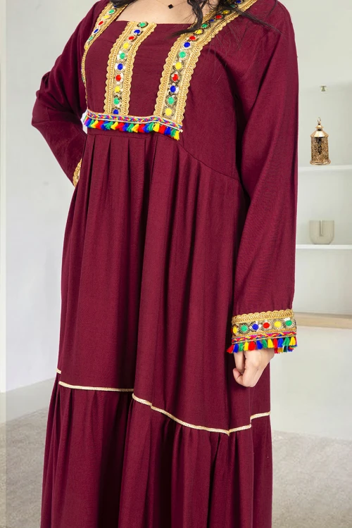 جلابية نسائي أنيقة فتحة الصدر شكل مربع بكسرات من الخصر وتزيين باللون الذهبي ودناديش ملونة في الصدر والأكمام