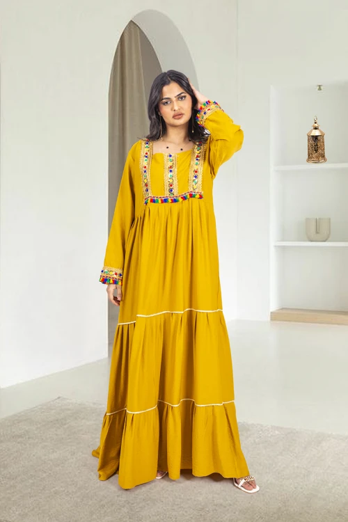 جلابية نسائي أنيقة فتحة الصدر شكل مربع بكسرات من الخصر وتزيين باللون الذهبي ودناديش ملونة في الصدر والأكمام