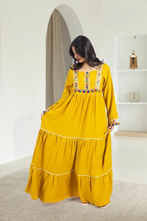 جلابية نسائي أنيقة فتحة الصدر شكل مربع بكسرات من الخصر وتزيين باللون الذهبي ودناديش ملونة في الصدر والأكمام