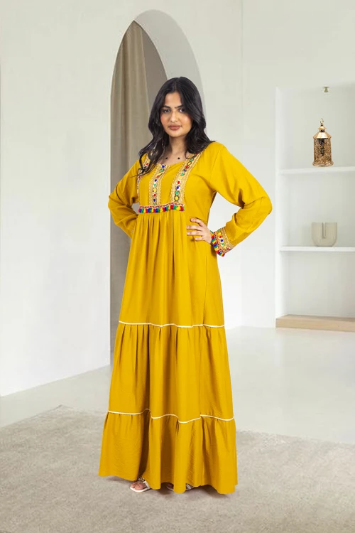 جلابية نسائي أنيقة فتحة الصدر شكل مربع بكسرات من الخصر وتزيين باللون الذهبي ودناديش ملونة في الصدر والأكمام