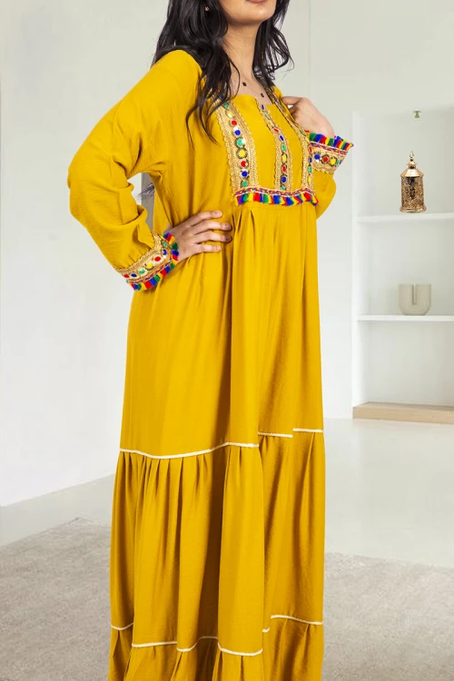 جلابية نسائي أنيقة فتحة الصدر شكل مربع بكسرات من الخصر وتزيين باللون الذهبي ودناديش ملونة في الصدر والأكمام