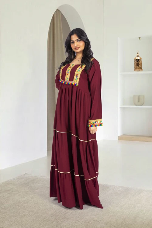 جلابية نسائي أنيقة فتحة الصدر شكل مربع بكسرات من الخصر وتزيين باللون الذهبي ودناديش ملونة في الصدر والأكمام