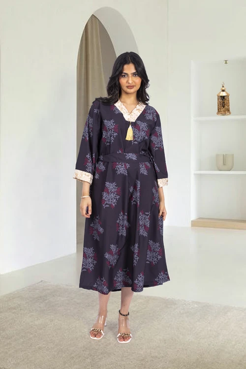 جلابية نسائي أنيقة لون رمادي بنقشات باللون الذهبي والفضي أكمام قصيرة واسعة و ياقة عالية بفتحة صغيرة على شكل سبعة ورباط  على الخصر