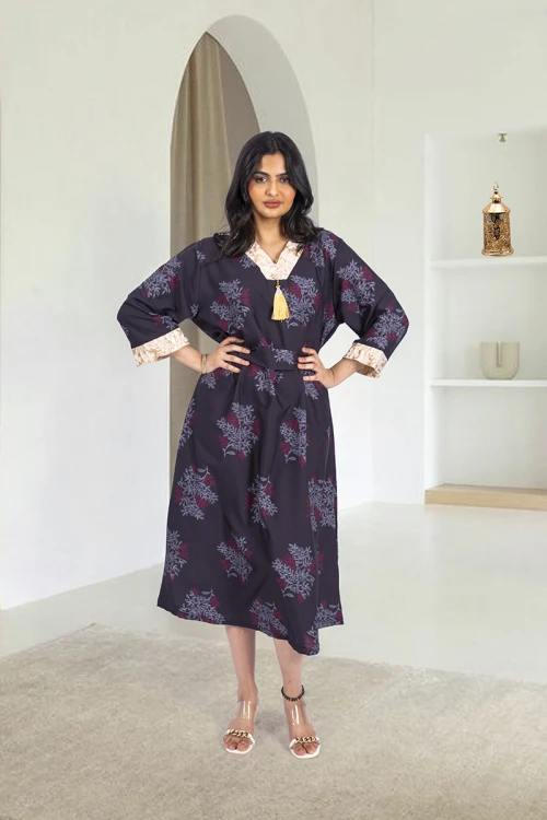 جلابية نسائي أنيقة لون رمادي بنقشات باللون الذهبي والفضي أكمام قصيرة واسعة و ياقة عالية بفتحة صغيرة على شكل سبعة ورباط  على الخصر