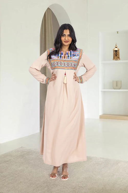 جلابية نسائي أنيقة لون لحمي قصة صدر مرتفعة بكسرة امامية