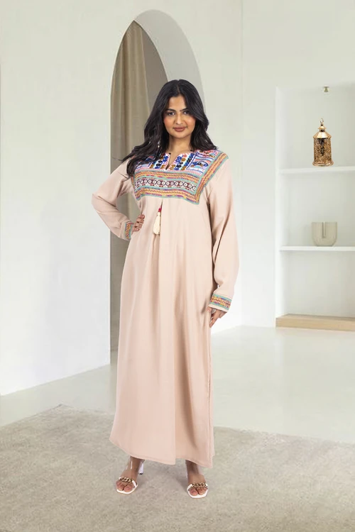 جلابية نسائي أنيقة لون لحمي قصة صدر مرتفعة بكسرة امامية