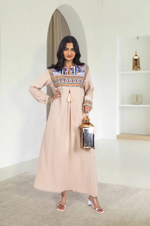 جلابية نسائي أنيقة لون لحمي قصة صدر مرتفعة بكسرة امامية