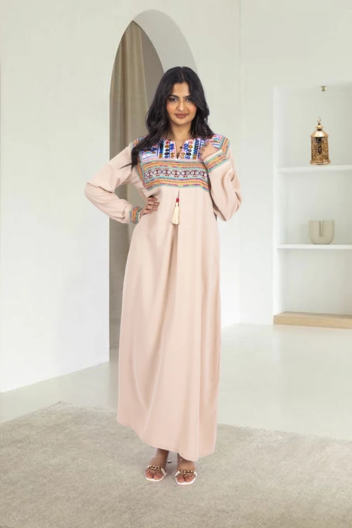 جلابية نسائي أنيقة لون لحمي قصة صدر مرتفعة بكسرة امامية