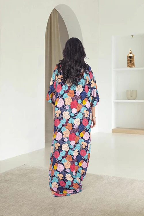 قميص روز نسائي طويل بطبعات ورود ملونة كامل أكمام قصيرة وفتحة صدر دائرية بزم خفيف بشكل مثلث من الأمام