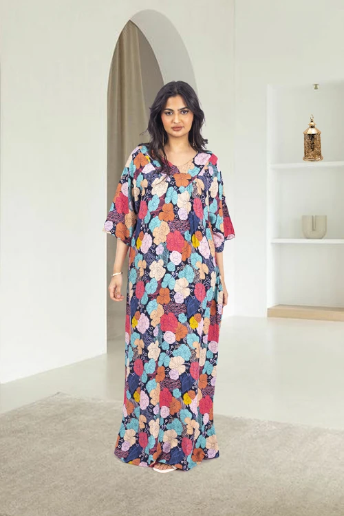 قميص روز نسائي طويل بطبعات ورود ملونة كامل أكمام قصيرة وفتحة صدر دائرية بزم خفيف بشكل مثلث من الأمام