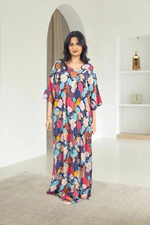 قميص روز نسائي طويل بطبعات ورود ملونة كامل أكمام قصيرة وفتحة صدر دائرية بزم خفيف بشكل مثلث من الأمام