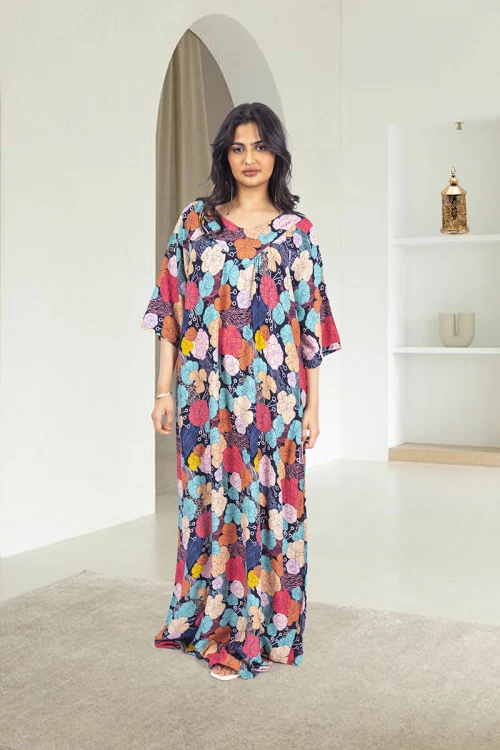 قميص روز نسائي طويل بطبعات ورود ملونة كامل أكمام قصيرة وفتحة صدر دائرية بزم خفيف بشكل مثلث من الأمام