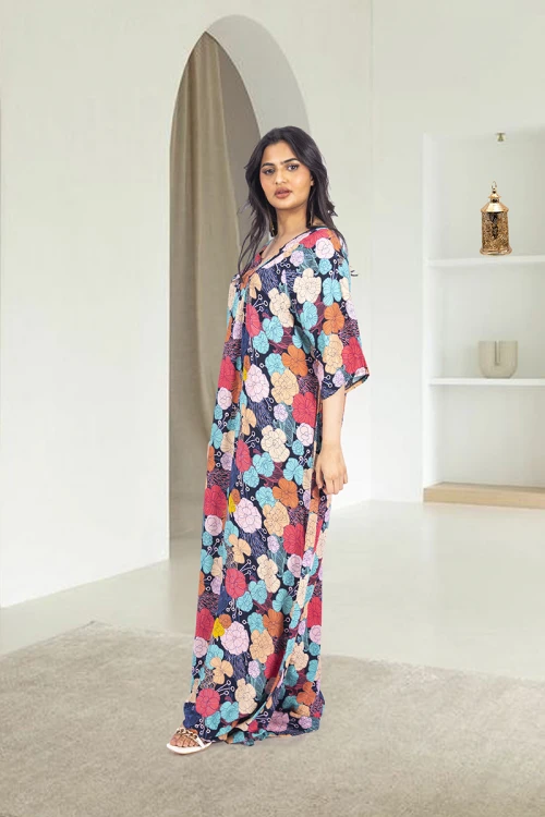 قميص روز نسائي طويل بطبعات ورود ملونة كامل أكمام قصيرة وفتحة صدر دائرية بزم خفيف بشكل مثلث من الأمام