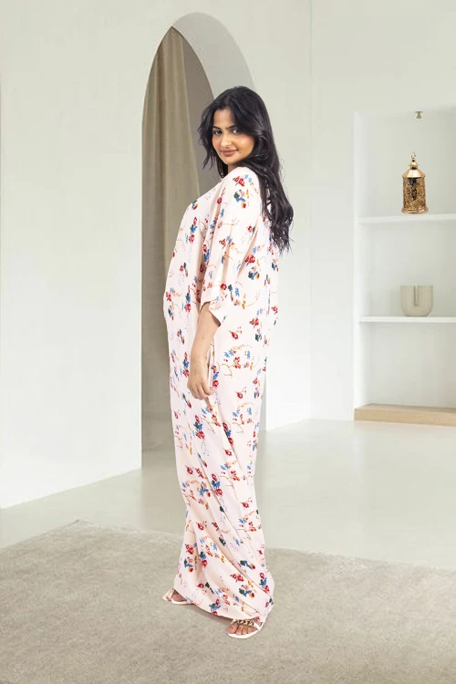 قميص روز نسائي طويل بطبعات ورود كامل أكمام قصيرة وفتحة صدر دائرية بزم خفيف شكل مثلث من الأمام