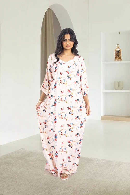 قميص روز نسائي طويل بطبعات ورود كامل أكمام قصيرة وفتحة صدر دائرية بزم خفيف شكل مثلث من الأمام