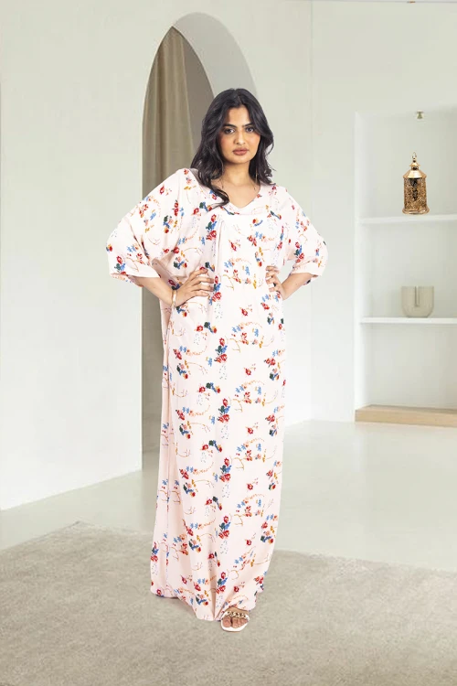 قميص روز نسائي طويل بطبعات ورود كامل أكمام قصيرة وفتحة صدر دائرية بزم خفيف شكل مثلث من الأمام