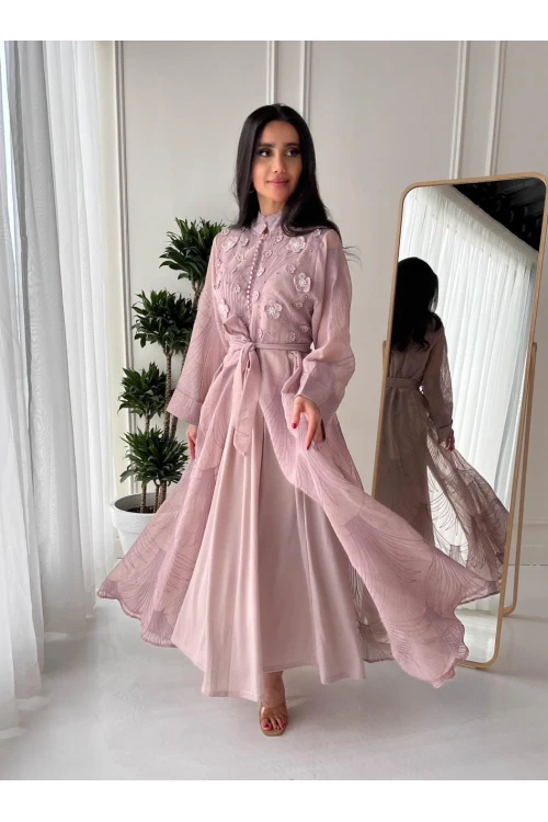 فستان نسائي أنيق لون وردي فاتح قماش مموج ياقة عالية بأزرار أمامية مزين بشكل ورود بارزة من الصدر و برباط على الخصر