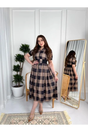 فستان نسائي أنيق قماش مربعات أسود وبني بأكمام قصيرة فتحة الصدر شكل قلبات بسحاب أمامي كامل وحزام من الخصر مطاطي انيق