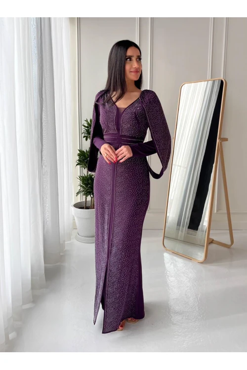 فستان نسائي أنيق لون موف فصوص كريستال كامل بحركة مميزة من الاكتاف متصلة الى الظهر بحزام على الخصر وفتحة صغيرة من الامام