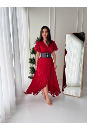 فستان نسائي أنيق لون أحمر أكمام قصيرة موديل لف مفتوح من الامام بدنانديش من الأسفل مع حزام أسود جلد مزين بالذهبي  