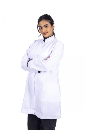 بالطو طبي لابكوت قصير بجيوب و أزرار أمامية مخفية وياقة عالية بأطراف باللون الكحلي مع الأكمام   