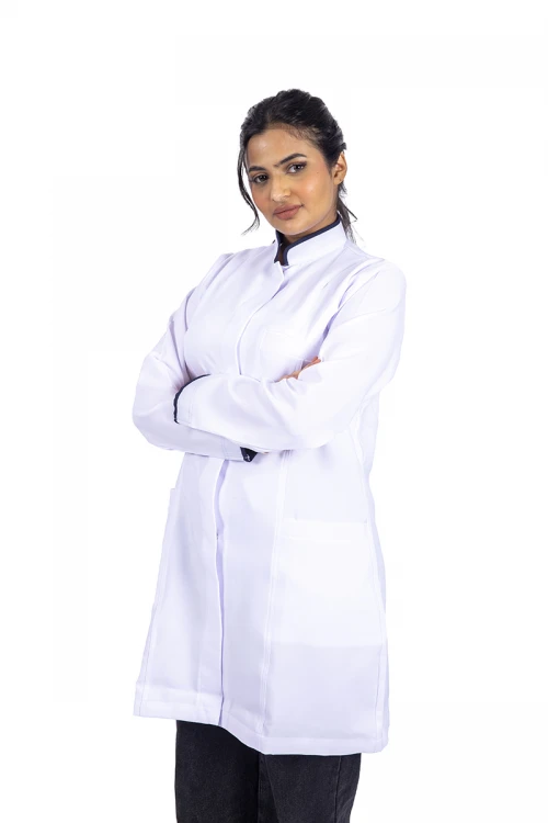 بالطو طبي لابكوت قصير بجيوب و أزرار أمامية مخفية وياقة عالية بأطراف باللون الكحلي مع الأكمام