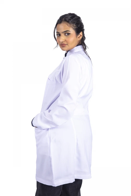 بالطو طبي لابكوت قصير بجيوب و أزرار أمامية مخفية وياقة عالية بأطراف باللون الكحلي مع الأكمام