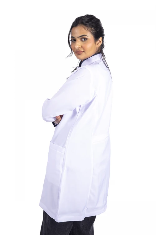 بالطو طبي لابكوت قصير بجيوب و أزرار أمامية مخفية وياقة عالية بأطراف باللون الكحلي مع الأكمام