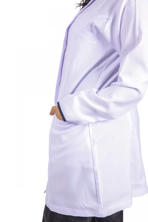 بالطو طبي لابكوت قصير بجيوب و أزرار أمامية مخفية وياقة عالية بأطراف باللون الكحلي مع الأكمام