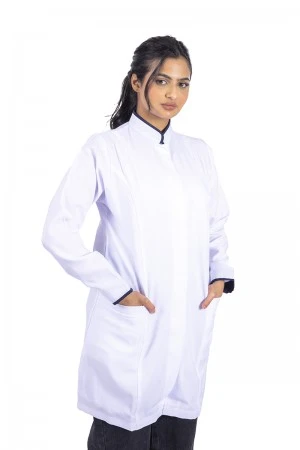 بالطو طبي لابكوت قصير بجيوب و أزرار أمامية مخفية وياقة عالية بأطراف باللون الكحلي مع الأكمام   