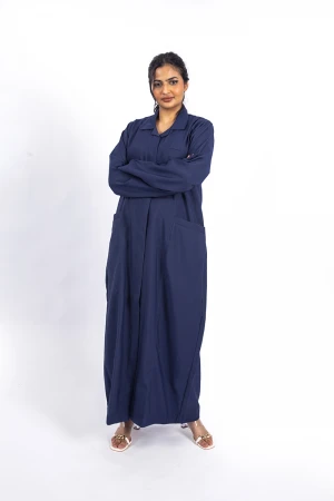 بالطو طبي لابكوت طويل لون كحلي بياقة شكل قلبات وجيوب و أزرار أمامية مخفية   