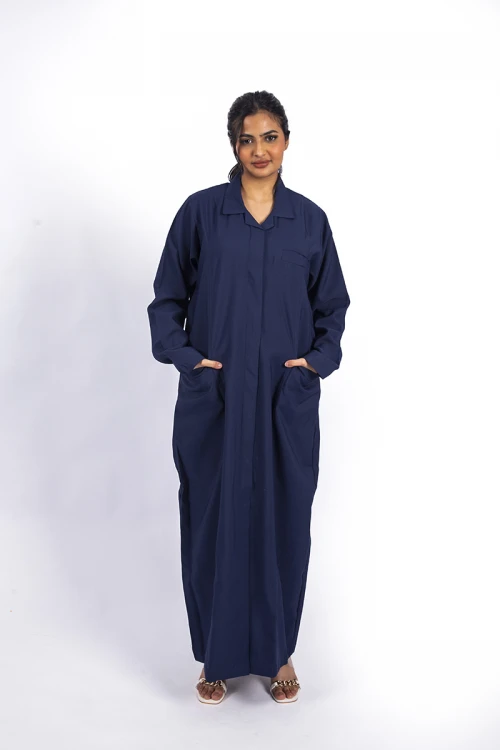 بالطو طبي لابكوت طويل لون كحلي بياقة شكل قلبات وجيوب و أزرار أمامية مخفية