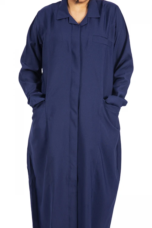 بالطو طبي لابكوت طويل لون كحلي بياقة شكل قلبات وجيوب و أزرار أمامية مخفية