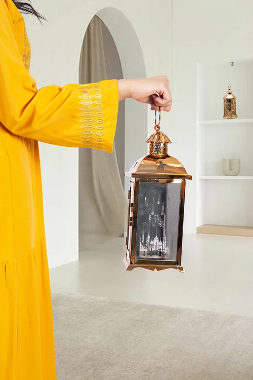 فانوس رمضان ذهبي حجم وسط مكتوب عليها رمضان كريم بأشكال مختلفة