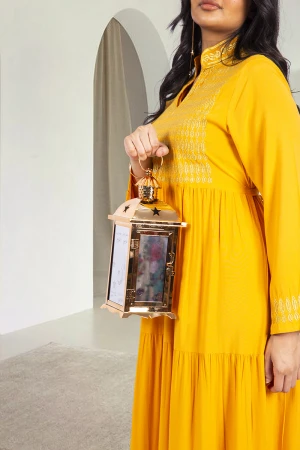 فانوس رمضان ذهبي حجم وسط مكتوب عليها رمضان كريم بأشكال مختلفة