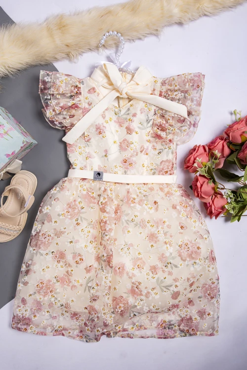 فستان بناتي أنيق مشجر وردي أكمام قصيرة طبقتين بياقة شكل حزام ورباط باللون السكري و خصر مزموم برباط من الخلف