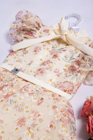 فستان بناتي أنيق مشجر وردي أكمام قصيرة طبقتين بياقة شكل حزام ورباط باللون السكري و خصر مزموم برباط من الخلف 