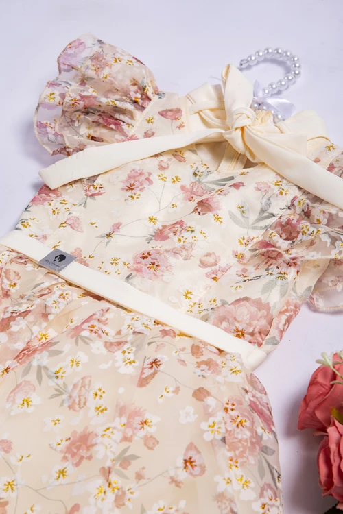 فستان بناتي أنيق مشجر وردي أكمام قصيرة طبقتين بياقة شكل حزام ورباط باللون السكري و خصر مزموم برباط من الخلف