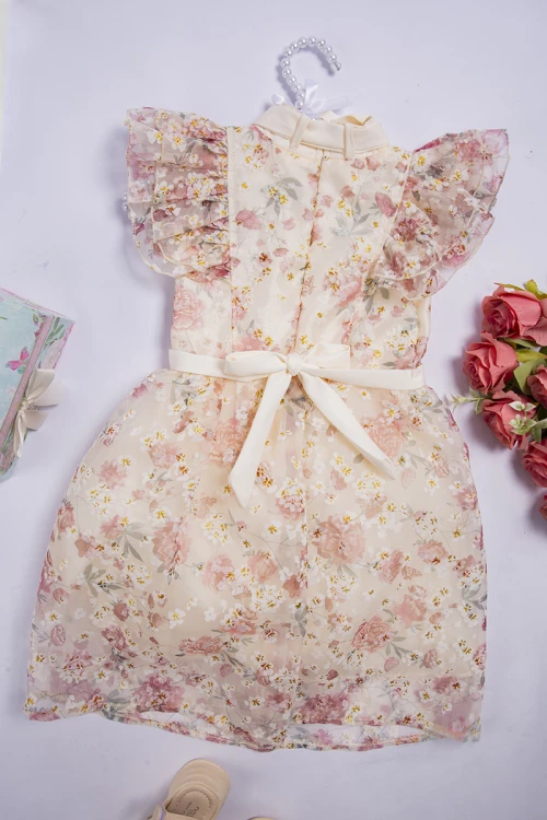 فستان بناتي أنيق مشجر وردي أكمام قصيرة طبقتين بياقة شكل حزام ورباط باللون السكري و خصر مزموم برباط من الخلف