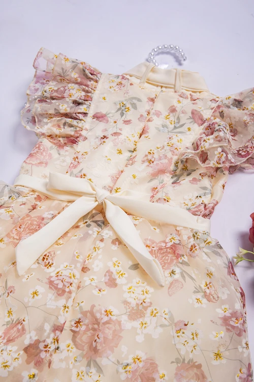 فستان بناتي أنيق مشجر وردي أكمام قصيرة طبقتين بياقة شكل حزام ورباط باللون السكري و خصر مزموم برباط من الخلف