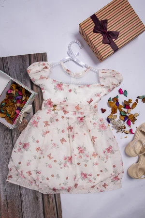 فستان بناتي أنيق مشجر ورود وفراشات أكمام قصيرة مزمومة وصدر شفاف بخصر كسرات ورباط من الخلف 