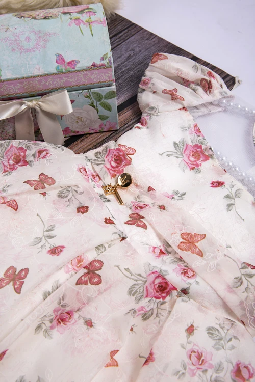 فستان بناتي أنيق مشجر ورود وفراشات أكمام قصيرة مزمومة وصدر شفاف بخصر كسرات ورباط من الخلف