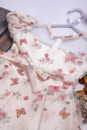 فستان بناتي أنيق مشجر ورود وفراشات أكمام قصيرة مزمومة وصدر شفاف بخصر كسرات ورباط من الخلف 