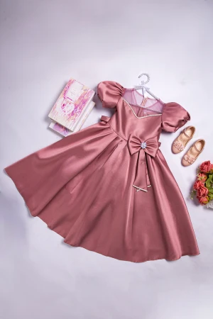 فستان بناتي أنيق لون وردي أكمام منفوشة وصدر قماش تل شفاف بتطريز كريستال فضي وفيونكة كبيرة على الخصر 